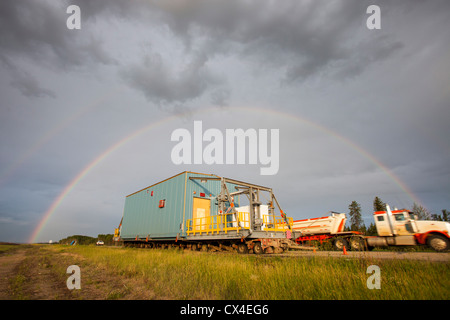 Lkw schleppen eine übergroße Loadof Tar Sands Ausrüstung auf der Straße in Richtung Zentrum von Tar Sands Industrie Fort McMurray. Stockfoto