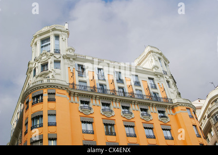 Historische Gebäude mit Spitze Fronten der Stadt Madrid Stockfoto