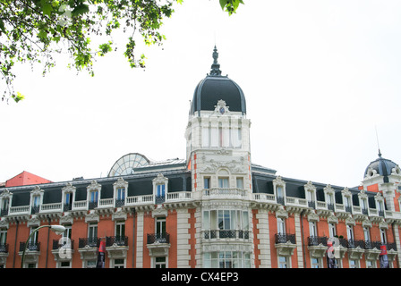 Historische Gebäude mit Spitze Fronten der Stadt Madrid Stockfoto