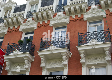 Historische Gebäude mit Spitze Fronten der Stadt Madrid Stockfoto