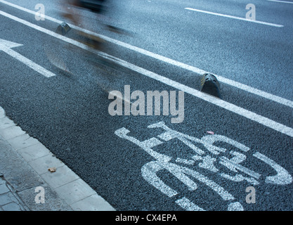 Schnelle Ciclyst auf städtischen Radweg. Stockfoto