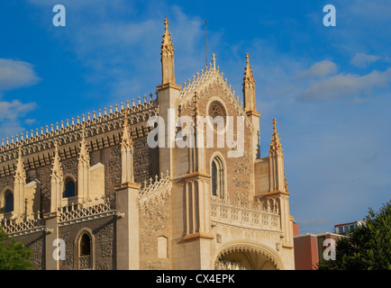 Historische Gebäude mit Spitze Fronten der Stadt Madrid Stockfoto