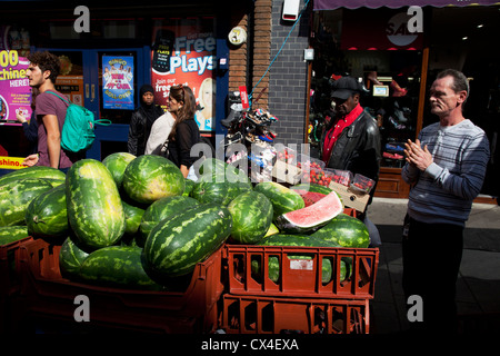 Wassermelone-Verkäufer. Portobello Road Market, Notting Hill, West-London, UK. Stockfoto