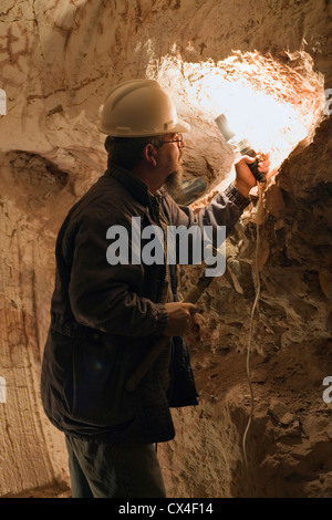 Opal-Miner arbeiten unter der Erde mit einem Plektrum. Coober Pedy, Südaustralien, Australien Stockfoto