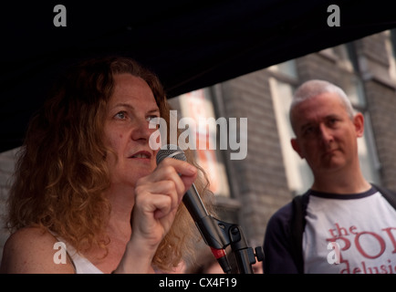 Joan Smith Quest Referent auf das säkulare Europa-Kampagne und jährliche Protest März im Zentrum von London. Stockfoto