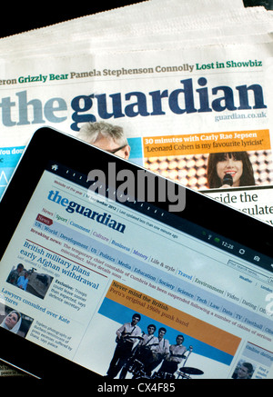 Immer mehr Menschen jetzt lesen The Guardian online als die gedruckte Zeitung, London kaufen Stockfoto