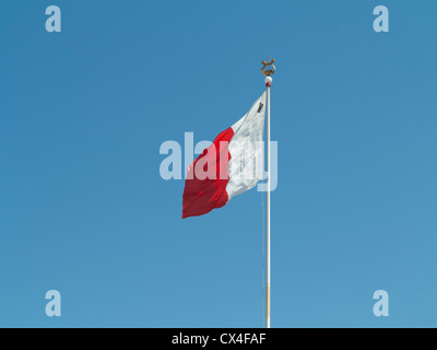 Malteser National Flag maltesischen Inseln gegen klare blaue Mittelmeer Sommer Himmel, Malta, Stockfoto