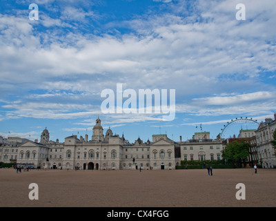 Horse Guard Parade in St. James mit dem London Eye sichtbar im Hintergrund, City of Westminster, London, England, Vereinigtes Königreich Stockfoto