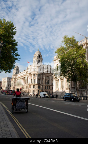 Rikscha auf Whitehall zeigt das alte Krieg Bürogebäude, Whitehall, City of Westminster, London, England, Vereinigtes Königreich Stockfoto