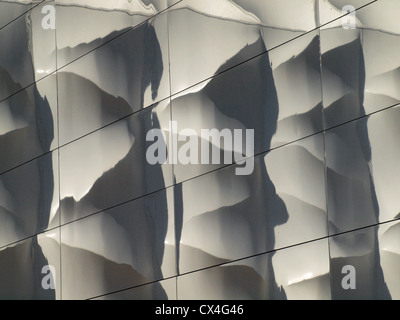 Reflexion der unebenen Oberflächen der Basketball-Arena auf der Olympic Park Stratford London 2012 Erstellung Gliederung der Flächen Stockfoto