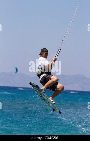 Kitesurfing oder Kiteboarding auf der Insel Rhodos, Ägäis, Griechenland Stockfoto