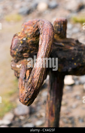 Alten rostigen Anker schaft an einem britischen Strand. Stockfoto