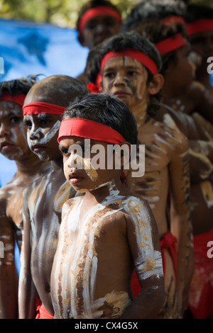 Junge einheimische Tänzer beim Laura Aboriginal Dance Festival. Laura, Queensland, Australien Stockfoto