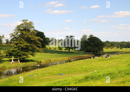 Eine pastorale Szene im Tal des Baches Sherborne, nahe dem Dorf von Sherborne, Gloucestershire, England Stockfoto