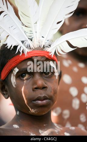 Junge Tänzerin aus der Aurukun Gemeinschaft beim Laura Aboriginal Dance Festival. Laura, Queensland, Australien Stockfoto