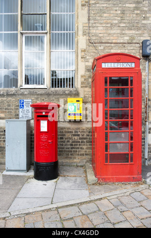 Ein automatischen externen Defibrillator zwischen einem Royal Mail-Postfach und British Telecom öffentliche Telefonzelle in Marlborough Stockfoto