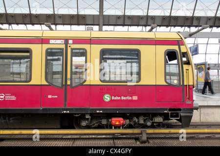 Der Deutschen Bahn in Berlin-Spandau eine S-Bahn s Bahn in einem deutschen Bahnhof Stockfoto