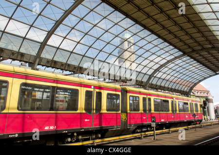 Der Deutschen Bahn in Berlin-Spandau eine S-Bahn s Bahn in einem deutschen Bahnhof Stockfoto