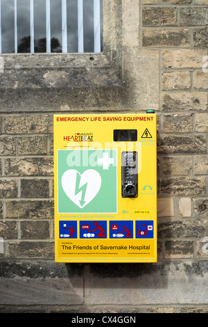 Automatisierter externer Defibrillator, montiert an der Wand außerhalb Marlborough Bibliothek in Wiltshire UK Stockfoto