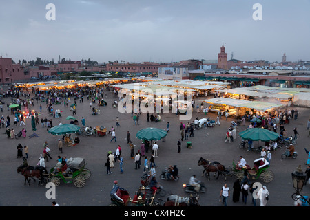 Essensstände am Markt Jamaa el Fna Marrakesch, Marokko, April 1,2012 in frühen Abend Stockfoto