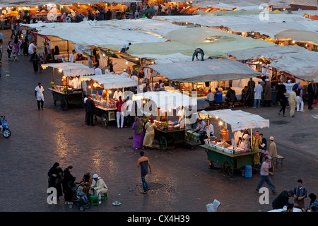 Essensstände in Jamaa el Fna Markt Marrakesch, Marokko, April 1,2012 Stockfoto