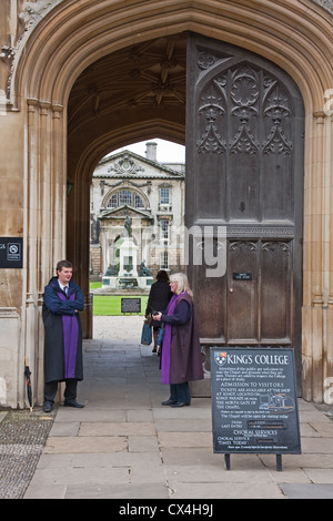 Träger am Eingang zum Kings College, Cambridge Stockfoto