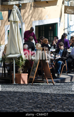 Terrasse bar Neart des Castelo de Sao Jorge, Stadtteil Alfama, Lissabon, Portugal Stockfoto