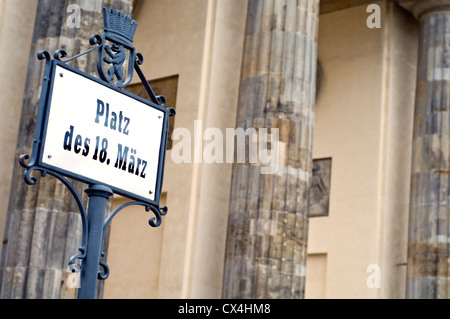 Straßenschild nahe dem Brandenburger Tor in Berlin, Deutschland Stockfoto