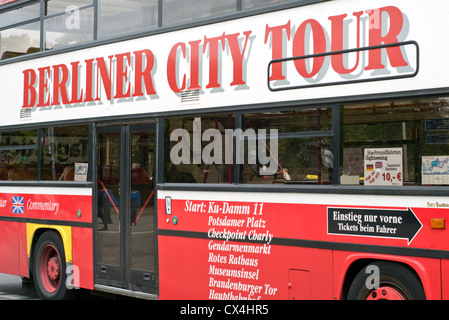 Ein Sightseeing-Touristen-Bus in Berlin, Deutschland Stockfoto