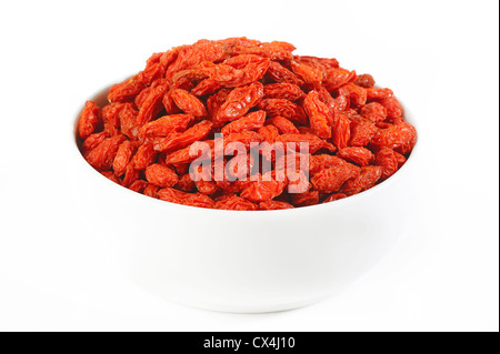 Goji-Beeren in weiße Schüssel isoliert auf weißem Hintergrund Stockfoto