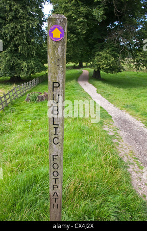 Öffentlichen Fußweg Zeichen Weg durch Chatsworth Anwesen. Stockfoto