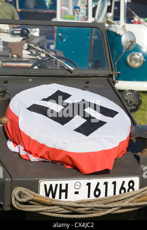 Rot-weiß-schwarze Hakenkreuz auf das Reserverad eines deutschen gebaut Jeeps Stockfoto