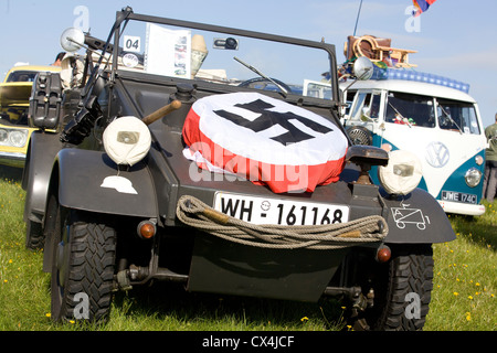 Rot-weiß-schwarze Hakenkreuz auf das Reserverad eines deutschen gebaut Jeeps Stockfoto