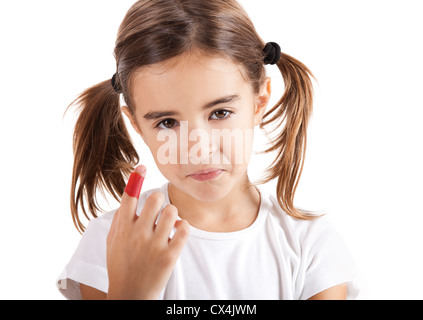 Kleines Mädchen mit einem verletzten Finger, isoliert auf weiss Stockfoto