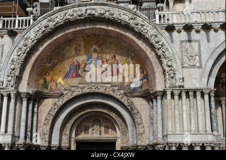 Jesus Christus Gemälde über dem Eingang des St. Markus Basilika, Markusplatz entfernt, Venedig, Italien. Stockfoto