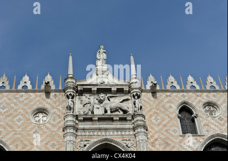 Statuen am Dogenpalast, Markusplatz, Venedig, Italien. Stockfoto