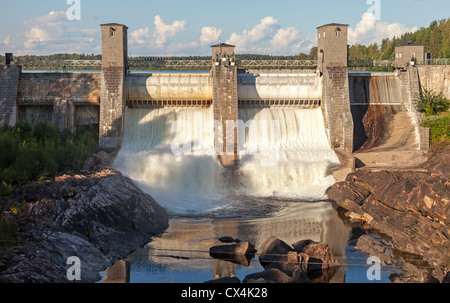 Imatrankoski - Wasserkraftwerk Damm in Imatra, Finnland. Beginn der Hochwasserentlastung Stockfoto