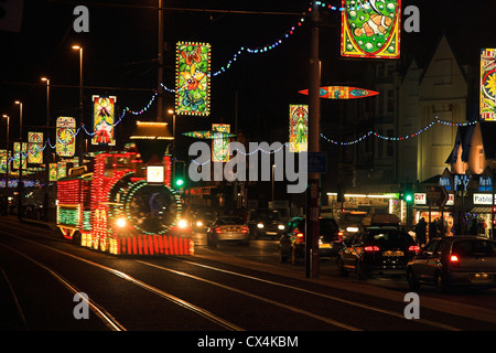 Beleuchtete Straßenbahn Blackpool Illuminations feiert 100 Jahre Beleuchtung, Blackpool, Lancashire, UK Stockfoto