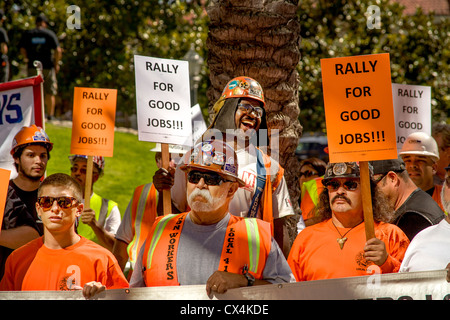 Arbeiter protestieren in Anaheim, CA, Rathaus, Stadtrat Stimmzettel Maß beschränken lokale Arbeiter zu mieten. Stockfoto