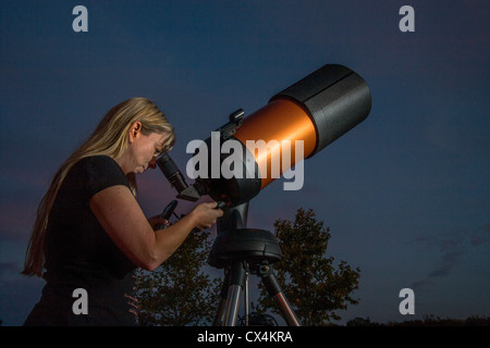 Eine junge Frau Amateur-Astronom verwendet ein 2.000 mm Katadioptrische Teleskop betrachten die Sterne auf einen Abend in Orange County, Kalifornien. Stockfoto