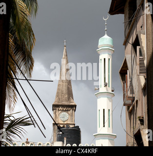 Der Turm der Anglikanischen Kirche Christi, und das Minarett einer Moschee, Beispiel einer multikulturellen Lifestyle und Kultur; Stone Town, Sansibar Afrika Stockfoto