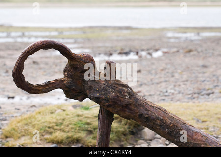 Alten rostigen Anker schaft an einem britischen Strand. Stockfoto