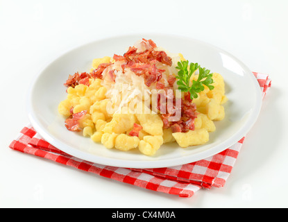 Kleine Kartoffelknödel mit Speck und weißen Kohl Stockfoto