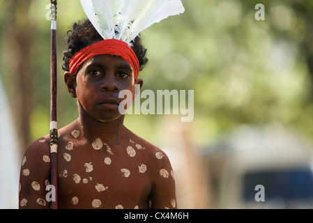 Junge Tänzerin aus der Aurukun Gemeinschaft beim Laura Aboriginal Dance Festival. Laura, Queensland, Australien Stockfoto