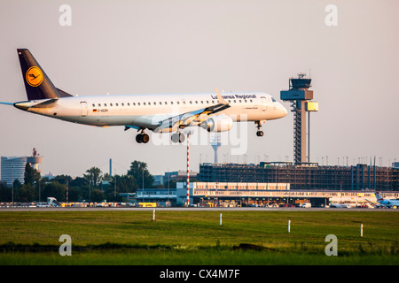 Passagierflugzeug nähert sich Düsseldorf International Airport. Vor Air Traffic Control Tower landen. Deutschland Stockfoto