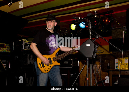 Doug Long The nach Stunden Band The Nether Inn in Dundee.UK 2009 Warwick Corvette $$ NT 5 Bass Gitarre zu spielen Stockfoto Doug Long The nach Stunden Band The Nether Inn in Dundee.UK 2009 Warwick Corvette $$ NT 5 Bass Gitarre zu spielen Stockfoto