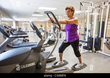 Vitaline Jenner eine erste Nation Dame lebt in Fort Chipweyan nutzt die modernste Fitnessgeräte gesponsert von Öl-Geld Stockfoto