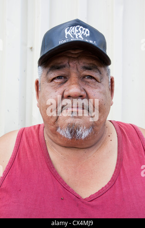 Eine übergewichtige erste Nation Mann in Fort Chipewyan flussabwärts der Sande. Stockfoto