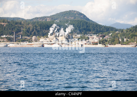 Das Fruchtfleisch Powell River Lumber Mühle mit Blick auf den Ozean. Stockfoto