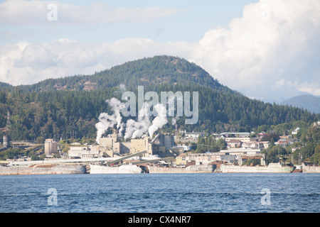 Das Fruchtfleisch Powell River Lumber Mühle mit Blick auf den Ozean. Stockfoto